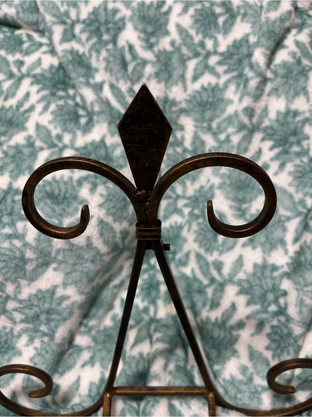 Decorative Metal Easel in Antique Bronze 12”x11”x7”. Holds plates / Art / Books